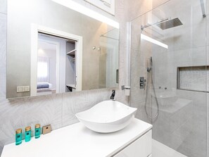 Shower, hair dryer, towels
