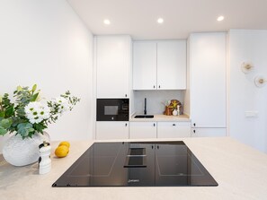 冷蔵庫、電子レンジ、オーブン、コーヒー / ティーメーカー
