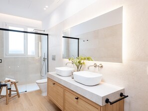 シャワー、ヘアドライヤー、タオル