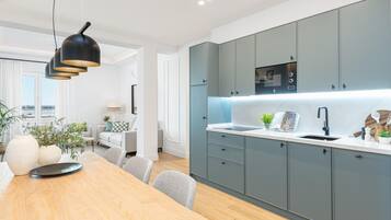 Een koelkast, een magnetron, een koffiezetapparaat/waterkoker