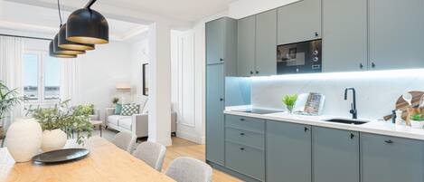 Réfrigérateur, micro-ondes, cafetière/bouilloire, grille-pain