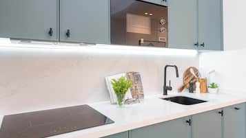 Een koelkast, een magnetron, een koffiezetapparaat/waterkoker