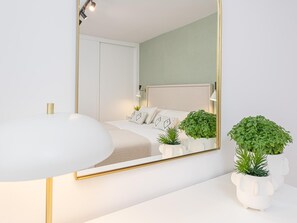 3 bedrooms, iron/ironing board, internet, bed sheets