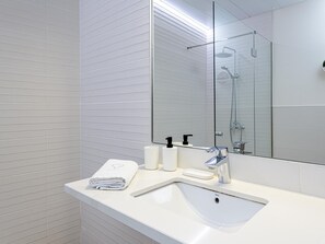 Shower, hair dryer, towels