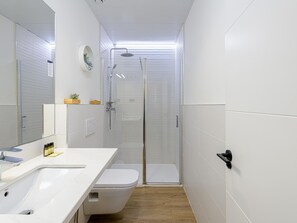 Douche, sĂšche-cheveux, serviettes fournies
