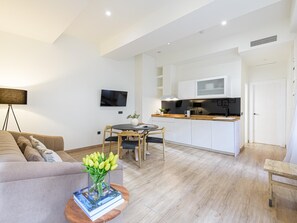 Unclassified image, 5 of 48, button