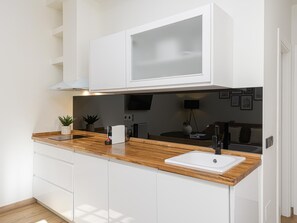 Kühlschrank, Mikrowelle, Wasserkocher mit Kaffee-/Teezubehör, Toaster