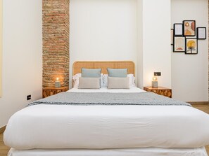 2 bedrooms, iron/ironing board, internet