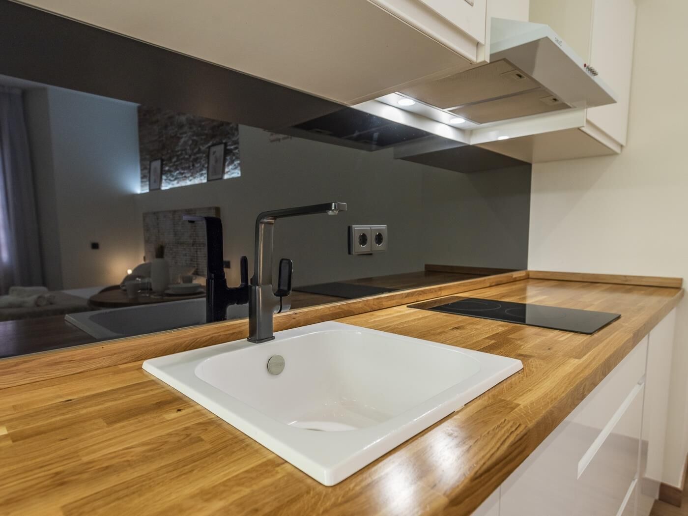 Réfrigérateur, micro-ondes, cafetière/bouilloire, grille-pain