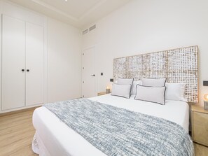 2 bedrooms, iron/ironing board, internet