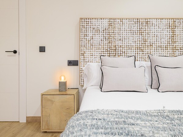 2 bedrooms, iron/ironing board, internet