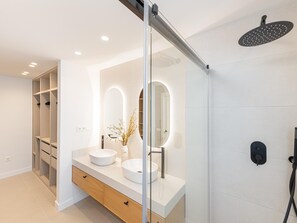 Een douche, een haardroger, handdoeken