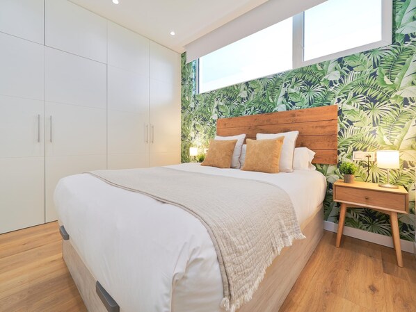 2 makuuhuonetta, silitysrauta/-lauta, internet