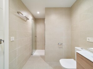 Douche, sèche-cheveux, serviettes fournies