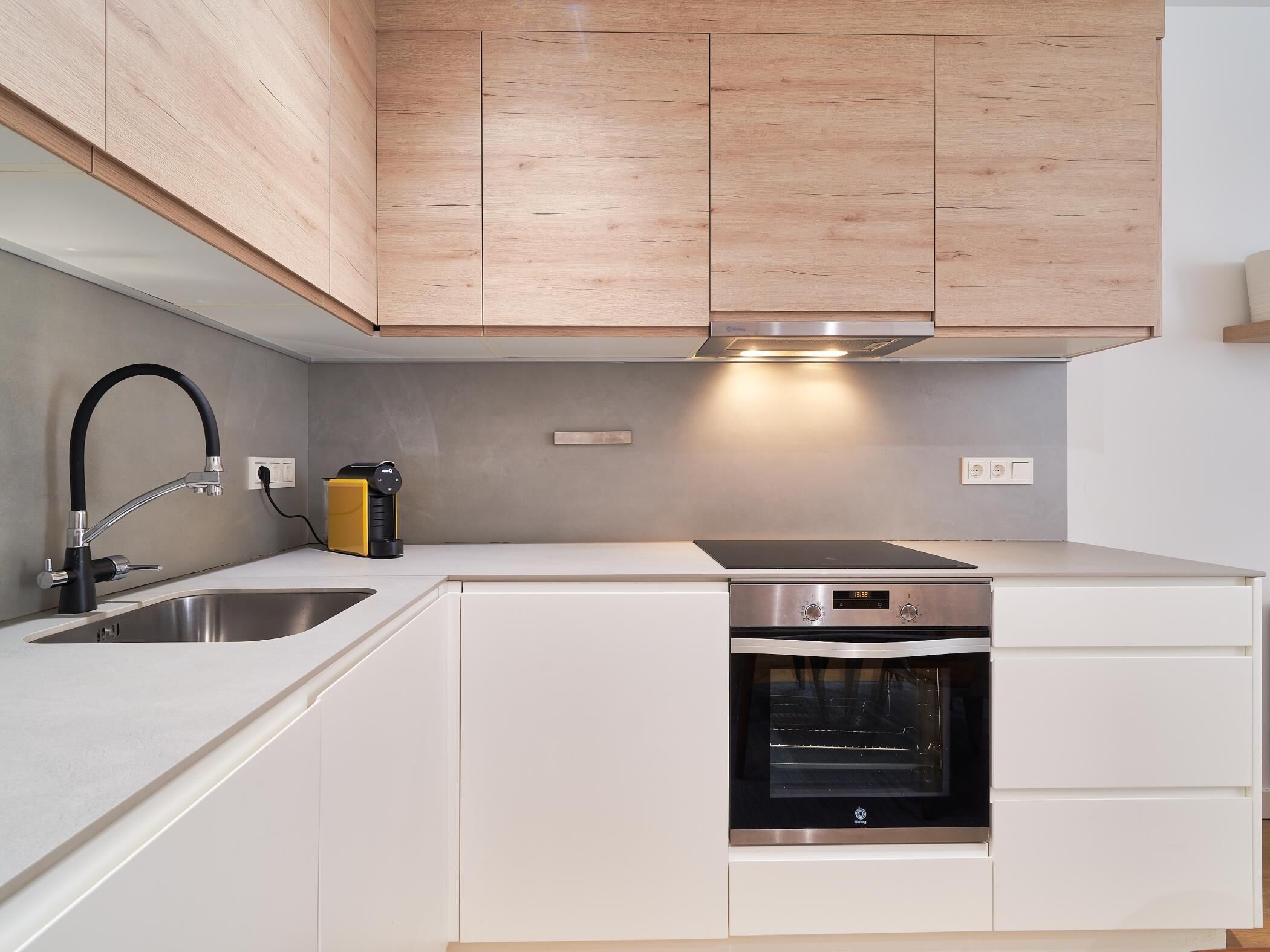 Fridge, microwave, oven, coffee/tea maker