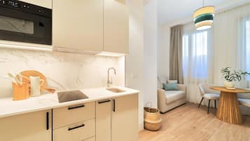 Een koelkast, een microgolfoven, een koffiezetapparaat/waterkoker