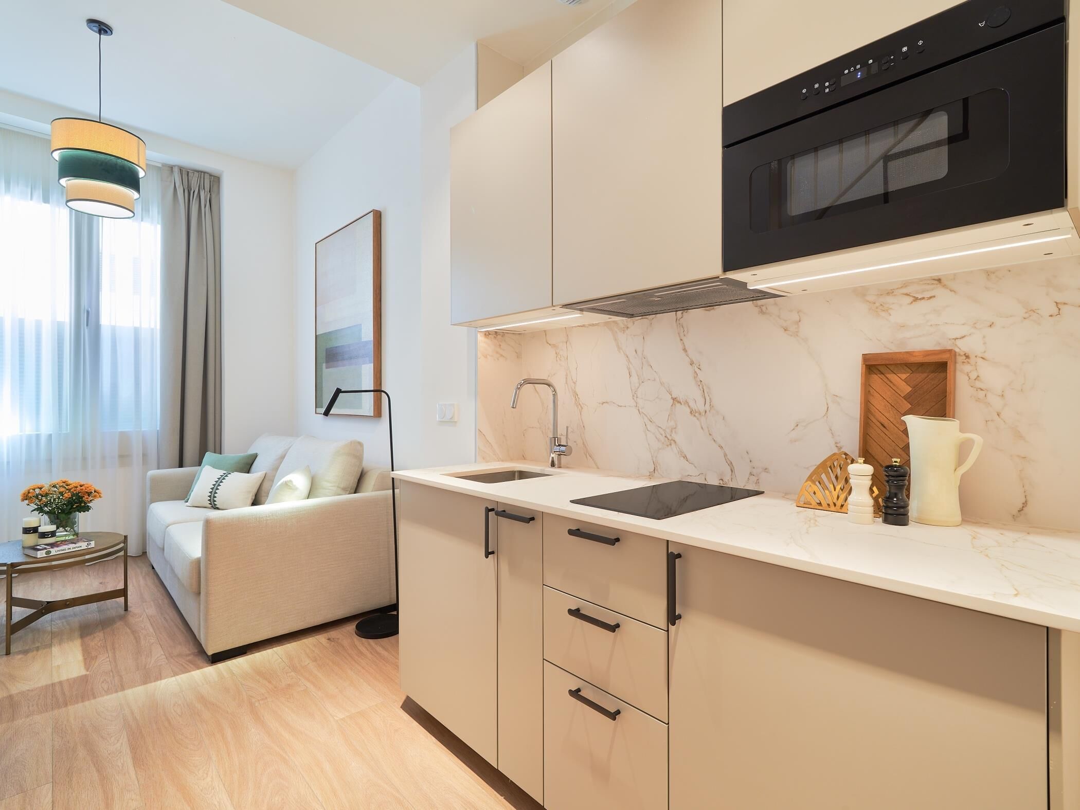 Een koelkast, een magnetron, een koffiezetapparaat/waterkoker