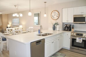 Fridge, microwave, oven, stovetop - 3BR- 10th floor- Lake & Golf View condo|steps to beach| Resort Access| (North Myrtle Beach)