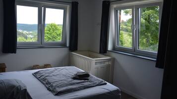 6 slaapkamers, een strijkplank/strijkijzer, wifi, beddengoed