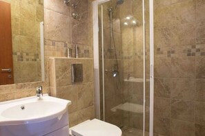 Douche, serviettes fournies, savon, papier toilette