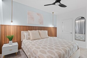 5 Schlafzimmer, Schreibtisch, Bügeleisen/Bügelbrett, Reisekinderbett