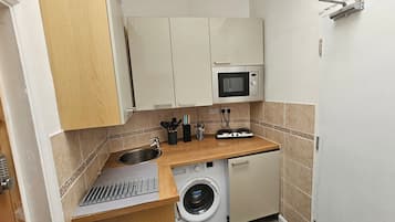 Apartment | Private kitchen | Fridge, microwave, oven, stovetop
