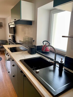 Kjøleskap, mikrobølgeovn, ovn og kokeplater