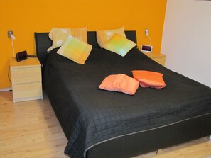 1 bedroom, desk, travel cot, free WiFi - Fully equipped vacation apartment near Frankfurt with private entrance/parking (Bad Vilbel)