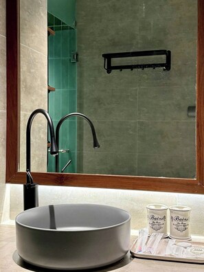 Deluxe Double Room | Bathroom | Free toiletries, soap, shampoo, toilet paper - 1995S HOSTEL (Hue)