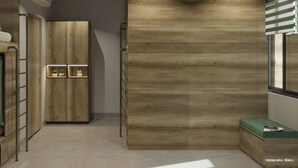 Een moderne kamer met een houten garderobe, een bankje en een klein tafeltje met een tijdschrift.