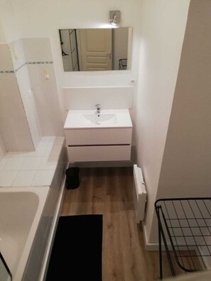 Haartrockner, Handtücher, Seife, Toilettenpapier