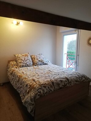 2 bedrooms, iron/ironing board, free WiFi, bed sheets