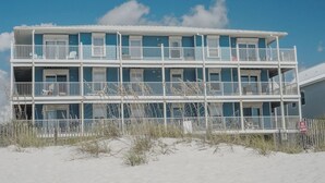 Ein mehrstöckiges Strandhotel mit Balkonen und einem Schild, auf dem 'Keine Haustiere erlaubt' steht.
