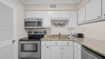 KĂŒhlschrank, Mikrowelle, Ofen, Herdplatte