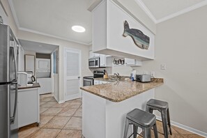 冷蔵庫、電子レンジ、オーブン、コンロ