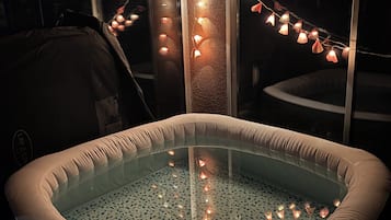 Indoor spa tub