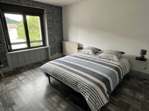 4 bedrooms, desk, iron/ironing board, travel cot