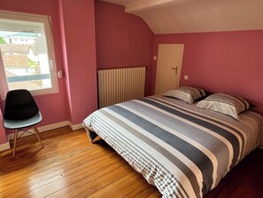 4 bedrooms, desk, iron/ironing board, travel cot