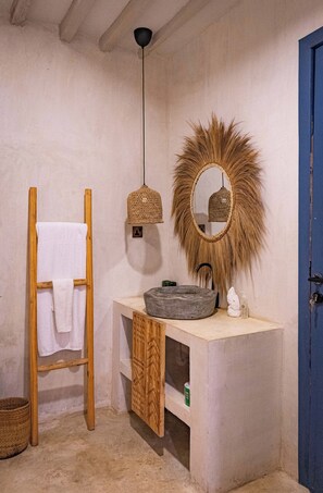 Bungalow Supérieur | Salle de bain | Douche, articles de toilette gratuits, serviettes fournies, savon