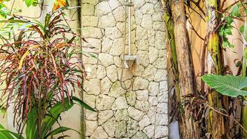 Bungalow superior | Baño | Regadera, amenidades de baño gratuitas, toallas, jabón