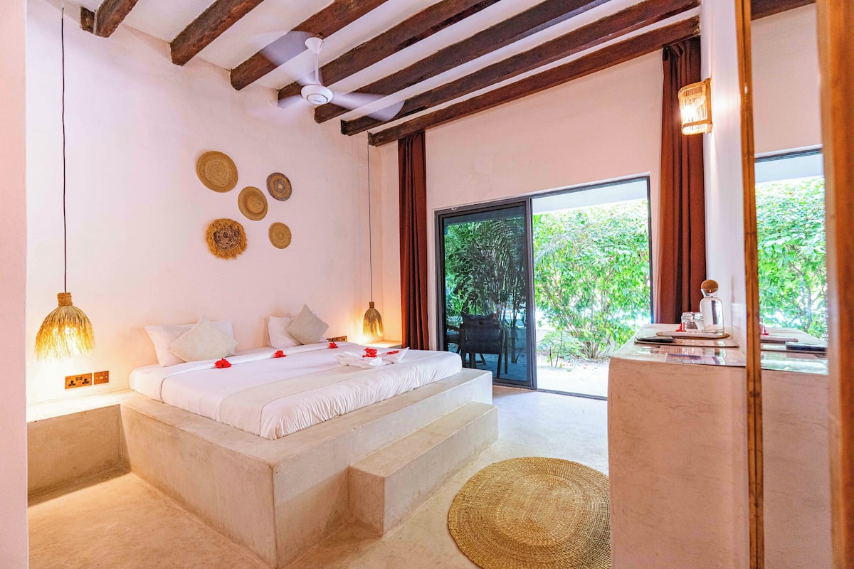 Double Room, Pool View | 1 bedroom, minibar, desk, laptop workspace