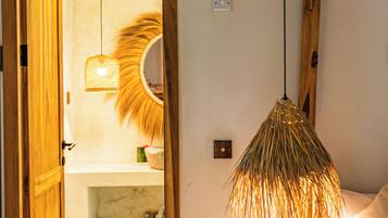 Minibar, escritorio, espacio para trabajar con laptop y cunas gratuitas