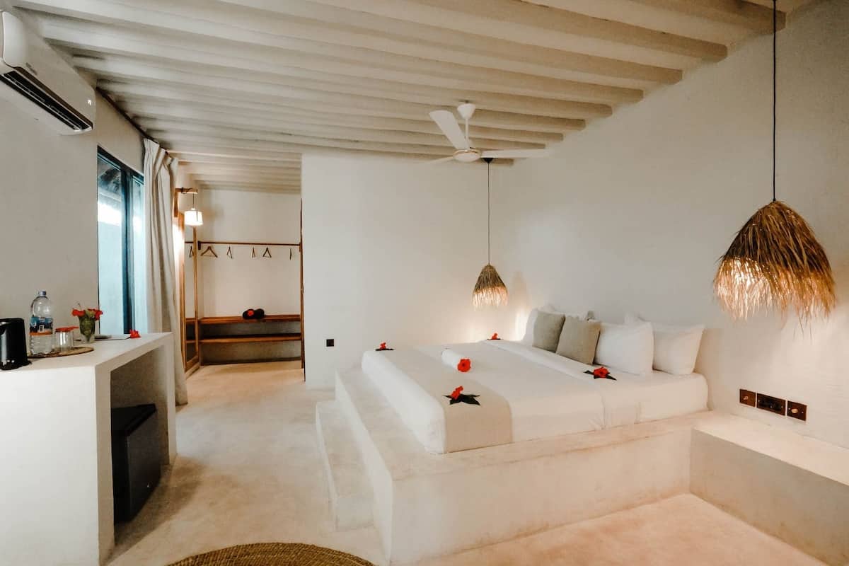 Bungalow | Minibar, desk, laptop workspace, cribs (free)
