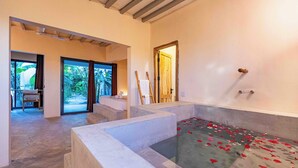 Suite Superior, pemandangan kolam renang | Minibar, meja kerja, dan ruang kerja ramah laptop