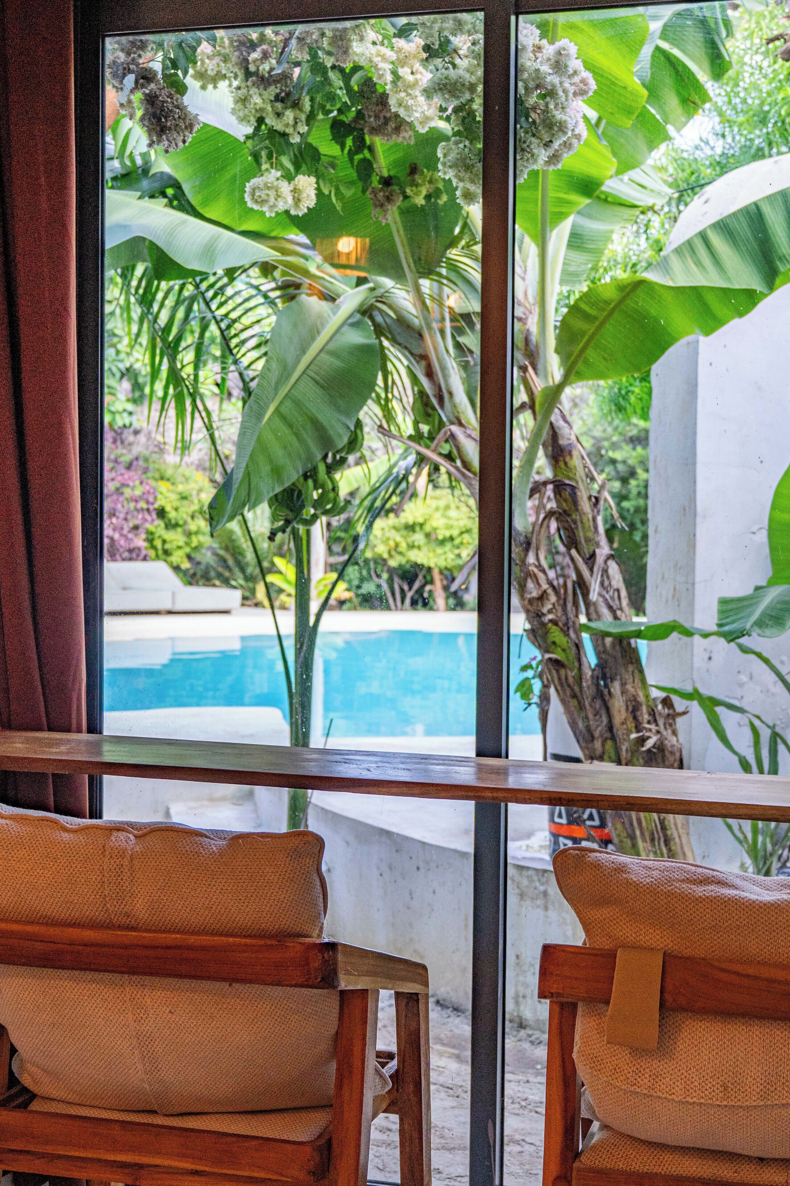 슈피리어 스위트, 수영장 전망 | 미니바, 책상, 노트북 작업 공간, 무료 유아용 침대