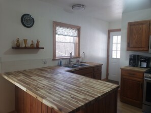 Fridge, microwave, oven, stovetop - LAUREL HIGHLANDS MOUNTAIN RETREAT - Seven Springs 20 mi., Cross Country 5 mi (Confluence)