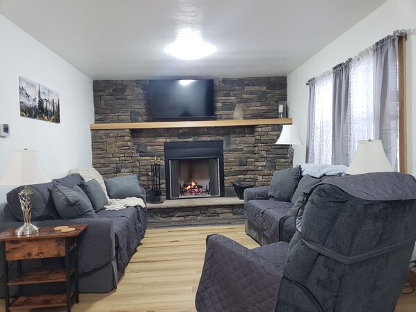 Interior - LAUREL HIGHLANDS MOUNTAIN RETREAT - Seven Springs 20 mi., Cross Country 5 mi (Confluence)