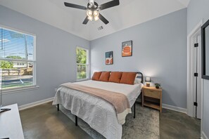 3 habitaciones, tabla de planchar con plancha, wifi y ropa de cama 