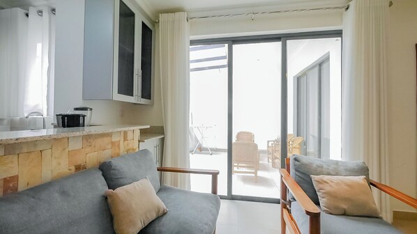 Living area - Charming 2-bedroom apartment with WiFi in Kigali (Kigali)