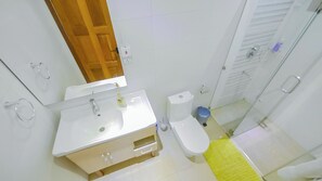 Douche, serviettes fournies, savon, papier toilette